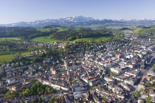 Wahrzeichen der Stadt ist der im Herzen der Altstadt gelegene, UNESCO-geschützte Stiftsbezi.jpg