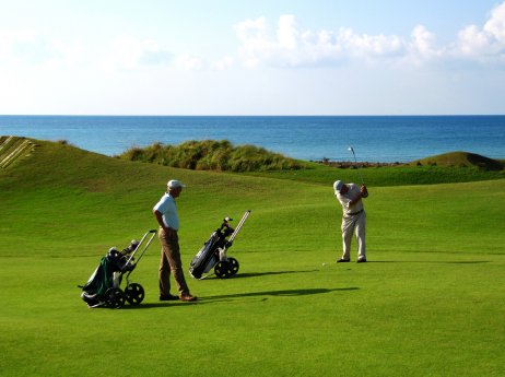 Golf spielen mit Meeresblick.jpg