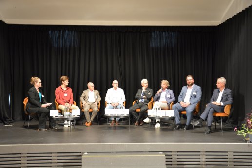 Podiumsdiskussion_auf_Buehne.JPG