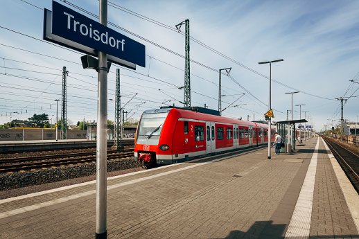 S-Bahn in Troisdorf.jpg