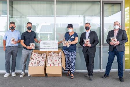 Bernd und Pierre Priester, Matthias Verba sowie Tobias Leibach übergeben die Teddys an Sabine Murawski (v.l.n.r.) / Foto: Markus Kümmerle, Städtisches Klinikum Karlsruhe