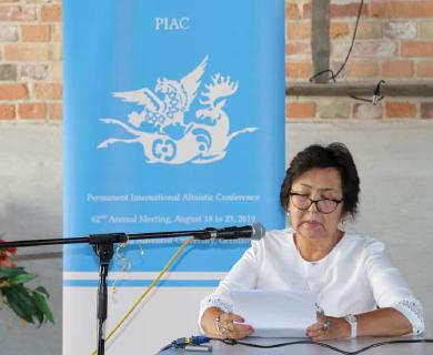 Am Mikrofon Referentin Nurila Shaimerdinova