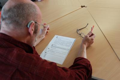 Zum Thema Doppelkonsonanten hat sich Hendrik Kuban ein Arbeitsblatt vorgenommen / Foto: Gaby Richter