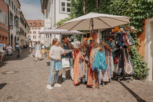 Konstanz-Altstadt-Muenzgasse-Shangri-La-Einkaufen-Kleidung-Paar-02_Copyright_MTK-Leo-Leiste.jpg