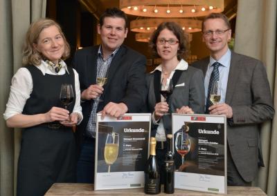 Die Sieger des FOCUS-Weintests mit ihren Urkunden: In der Kategorie "Deutsche Rotweincuvees" gewann das Weingut Eberbach-Schäfer aus Lauffen/Württemberg. Hier im Foto Anja Mannschreck. Stefan Braunewell nahm die Urkunde für den Sieger der Kategorie "Winzersekt" für das Weingut Braunewell in Essenheim /Rheinhessen entgegen. FOCUS-Redakteurin Beate Schindler (l.) ehrte die Sieger und Platzierten gemeinsam mit Steffen Schindler, Marketingchef des Deutschen Weininstituts