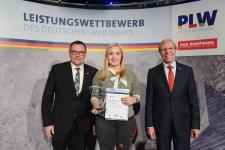 Aus der Hand von Präsident Alois Jöst (rechts) und Vizepräsident Klaus Hofmann (links) erhielt Larissa Ritzhaupt (Mitte) die Ausbildungs-Stele 2017 von der Handwerkskammer Mannheim Rhein-Neckar-Odenwald für hervorragende Ausbildungsleistungen / Foto: Thomas Rittelmann, Mannheim