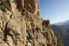 Trekker erobern die Felsenwelt von Taghia