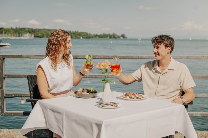 Konstanz-Bodensee-Inselhotel-Seeterrasse-Essen-Antipasti-Salat-Trinken-Aperitif-Glas-Paar-0.jpg