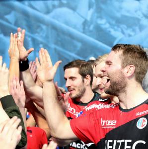 HC Erlangen - die HC-Fans feiern den 24:26 Auswärtssieg über Bietigheim (Foto: HJKrieg, Erlangen)