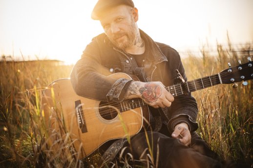 Singer-Songwriter Matze Rossi tritt an Bord des Halunder Jet auf_(c)_Sven Hoppmann.jpg