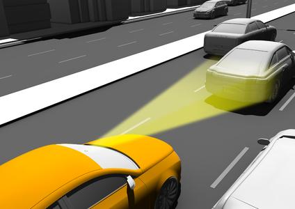 Der Notbremsassistent überwacht mittels eines optischen Sensors mit Infrarotstrahlen den Raum vor dem Fahrzeug bis etwa zehn Meter Entfernung