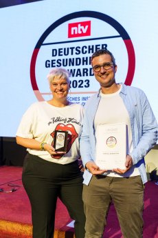 Deutscher-Gesundheitsaward-2023-REHAPORTAL-Team-mit-Auszeichnung.jpg