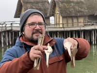Der Archäologe Axel Grabherr mit den frisch polierten Bronzen aus den Pfahlbauhäusern