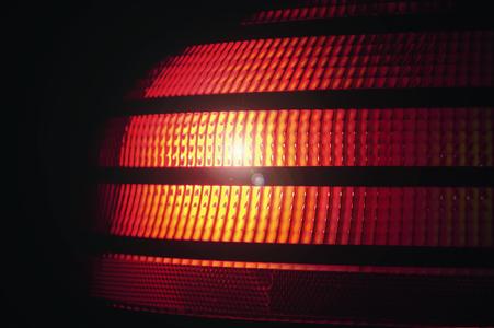 Mit dem WAECO MagicSafe ABL 100 werden bei einem Not- oder Panikbremsmanöver alle drei Bremsleuchten des Fahrzeugs in eine schnell blinkende Frequenz versetzt.