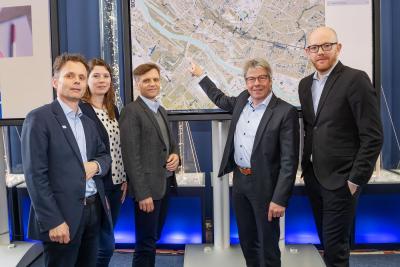 Umweltstaatsrat Ronny Meyer (rechts im Bild) schaltet das Starkregen-Vorsorgeportal gemeinsam mit (v.l.n.r.) Ulf Jacob vom Fördermittelgeber DBU, Katrin Schäfer und Michael Koch, Projektkoordinatorin und Projektleiter beim vom Senator für Umwelt, Bau und Verkehr, und hanseWasser Bremen-Geschäftsführer Jörg Broll-Bickhardt beim Pressetermin frei.