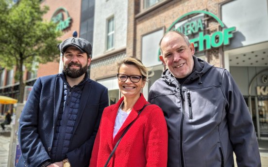 V.l._Martin_Koschar_Bettina_Fust_und_Dr._Peter_Magdanz_wollen_im_Rahmen_der_Hanse_Sail_die_.jpg