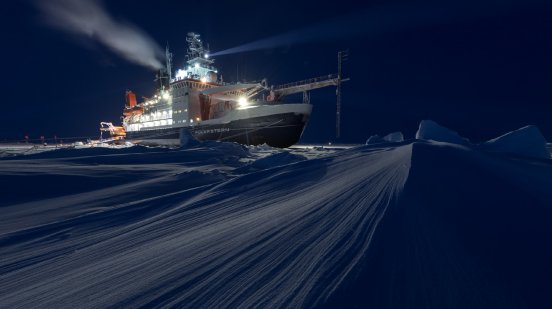 Expedition_Arktis_Polarstern_ Die Eislandschaft rund um Polarstern verändert sich ständig durch.jpg