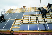 Die Stromerzeugung auf dem Dach wird mit dem neuen Umsatzsteuersatz von 0 Prozent gefördert.