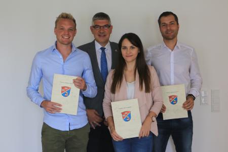 Geschafft: Moritz Möller (Wartenberg), Anastasia Rukaber (Niederaula) und David Bartel (Kirtorf) haben ihr Studium abgeschlossen und von Landrat Manfred Görig ihre Ernennungsurkunden zum/zur Inspektor/in erhalten. Foto: Gaby Richter
