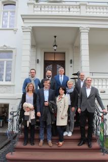 Erinnerungsfoto vor der Villa Raab mit Landrat Manfred Görig und Dezernent Matthias Kahl sowie Mitarbeitern der beiden Kreisverwaltungen