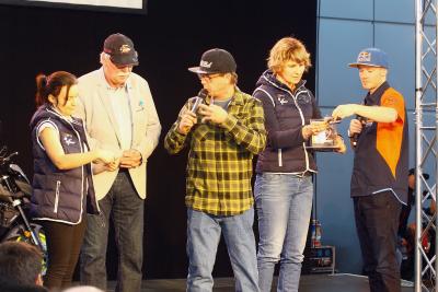 Auslosung des Ticket-Gewinnspiels durch Bradley Smith und Mitarbeiter der SRM, Foto: ©Thorsten Horn