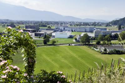 Juestrich_Cosmetics_Gebäude_Landschaft.jpg