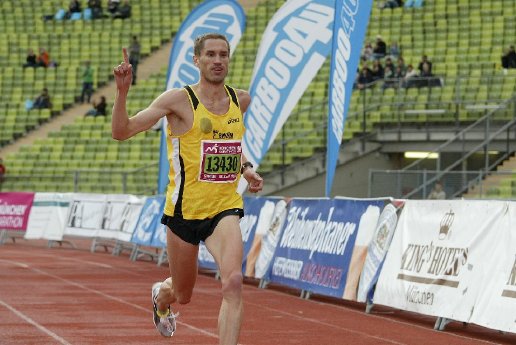 Sieger 10.000 Meter Sebastian Hallmann Foto Harald Neu 1.JPG
