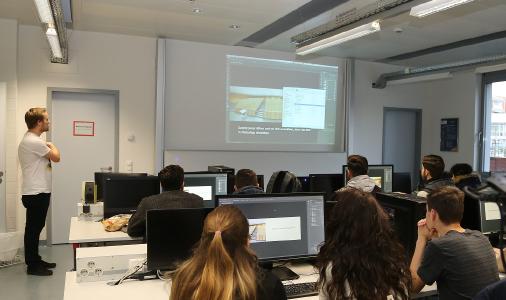 Zunächst wird die Aufgabe erklärt, dann machen sich die Schülerinnen und Schüler in Gruppen selbstständig an die Lösung. Die Challenge des Fachbereichs Informatik wird von Jahr zu Jahr mehr nachgefragt / Foto: Hochschule Worms
