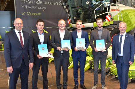 Thomas Böck, Mitglied der CLAAS-Konzernleitung (links) und Prof. Dr.-Ing. Peter Pickel, Vorsitzender des VDI-Fachbereichs Max-Eyth-Gesellschaft Agrartechnik (rechts), zeichneten die erfolgreichen Absolventen aus. Florian Fipp (3. von links) verfasste seine Arbeit bei Prof. Dr.-Ing. Hubert Korte an der Fakultät Agrarwissenschaften und Landschaftsarchitektur der Hochschule Osnabrück. Jan Roters (2. von rechts) schrieb seine Arbeit bei Prof. Dr. Arno Ruckelshausen an der Fakultät Ingenieurwissen-schaften und Informatik / Foto: CLAAS