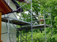 Dacharbeiten ohne ein ordnungsgemäßes Gerüst oder Absturzsicherungen sind lebensgefährlich.