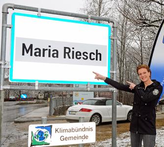 TVB Hochkönig: Maria Riesch vor dem neuen Ortsschild