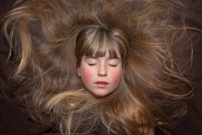 In jungen Jahren ist das Haar meist voll und gesund. Doch woran liegt es, wenn sich das einmal ändert?