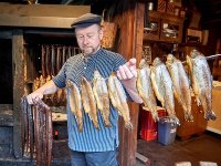 Wolfgang Hartmann verrät in seiner Räucherhütte beim Blick in den Räucherofen seine Tipps und Tricks.