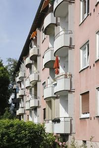 Frankfurt-Dornbusch, Ziegenhainer Straße: In den Mehrgeschossgebäuden aus den 1950er Jahren haben sogar Generaldirektoren mit ihren Familien gewohnt. Doch das Gesicht des Stadtteils hat sich mit der Zeit verändert (Foto: Caparol Farben Lacke Bautenschutz/Claus Graubner)