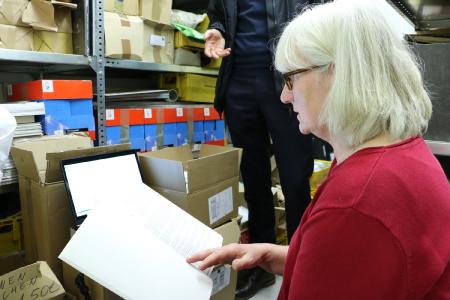 Priska Walper, Diplom-Bibliothekarin beim Interkommunalen Kreisarchiv, arbeitet sich durch die Registratur der Kreisverwaltung in Lauterbach: Sie sichtet das Material und erfasst es; später wird in Hersfeld darüber entschieden, was davon für das Archiv von Bedeutung ist und entsprechend aufbereitet wird