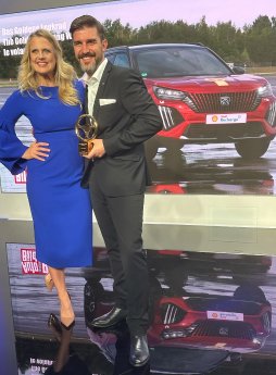 PEOGEOT E-2008 gewinnt Goldenes Lenkrad (5).JPG