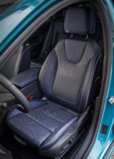 Höchster Komfort: Im Opel Insignia Ultimate Exclusive machen es sich Fahrer und Beifahrer auf von der Aktion Gesunder Rücken e.V. zertifizierten Ergonomie-Sitzen in Lederausstattung bequem