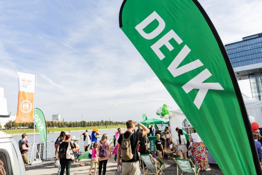 devk-pm-2026-09-09-weltkindertag-koeln-b-stand-devk-juergen-naber.jpg