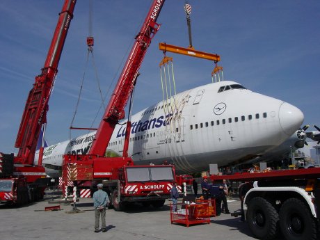 Hebung der Boeing 747 auf die Stützen im Museum 2003.jpeg
