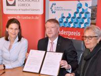  v.l.: FH-Präsidentin Dr. Muriel Helbig, Vorstandsvorsitzender Sparkasse zu Lübeck Frank Schumacher und Uni-Präsidentin Prof. Dr. Gabriele Gillessen-Kaesbach bei der Vertragsunterzeichnung / Foto: FHL