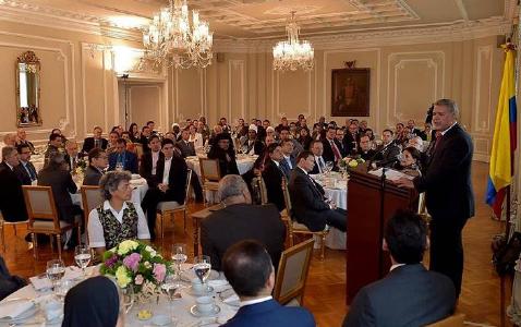 Präsident Ivan Duque spricht zu religiösen Führungspersönlichkeiten im Präsidentenpalast © Foto: @elmedio.info/IAD News