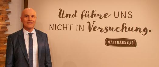 Pastor Johannes Naether mit dem Jahresmotto 2020