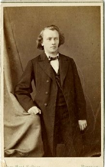 Der 'Bremer' Brahms um 1868_klein©Brahms-Institut an der MHL 2013, Foto des Bremer Fotograf.jpg