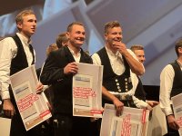 Auch die Zimmerer konnten ihre Meisterbriefe auf der Bühne in Empfang nehmen