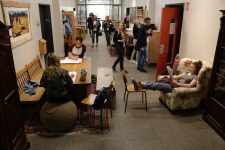 Die Flure am Walddörfer-Gymnasium in Hamburg fördern das Selbstbestimmte Lernen. Foto: Frank Mehnert/Walddörfer Gymnasium