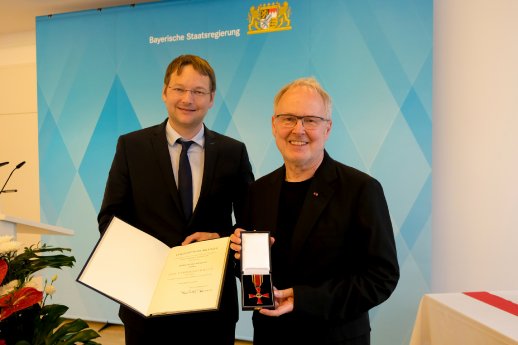 Dr Wambach Bundesverdienstkreuz (c) Bayerische Staatskanzlei, Sven Grundmann_web.jpg