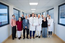 Ein Erfolg dieser Tragweite ist das Ergebnis einer geschlossenen Teamleistung. Die Geschäftsführung und Ärztliche Direktion der Städtischen Kliniken Mönchengladbach danken allen Mitarbeitenden des Onkologischen Zentrums für Ihr hohes Engagement: (hintere 
