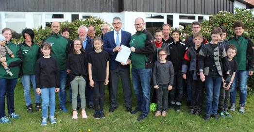 Landrat Manfred Görig zu Gast beim Schützenverein Rebgeshain: Vorsitzender Henrik Ziegenhain und seine Mitstreiter können sich über eine Spende in Höhe von 5000 Euro freuen, Foto: Sabine Galle-Schäfer/Vogelsbergkreis