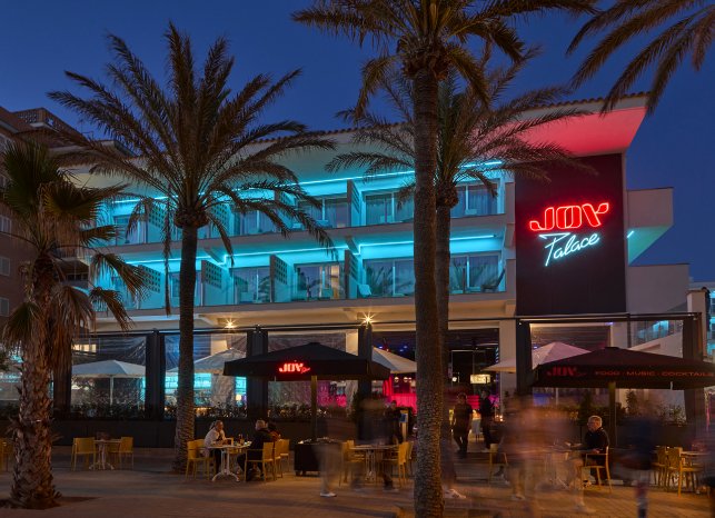 universal-hotel-neptuno-joy-palace-facade-night.jpg