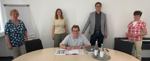 Unterzeichnung der neuen gGmbH (v.l.n.r) Sylvia Finsterbusch, Manuela Remmert, Volkmar Proschwitz, Michael Götz, Christiane Baberowski